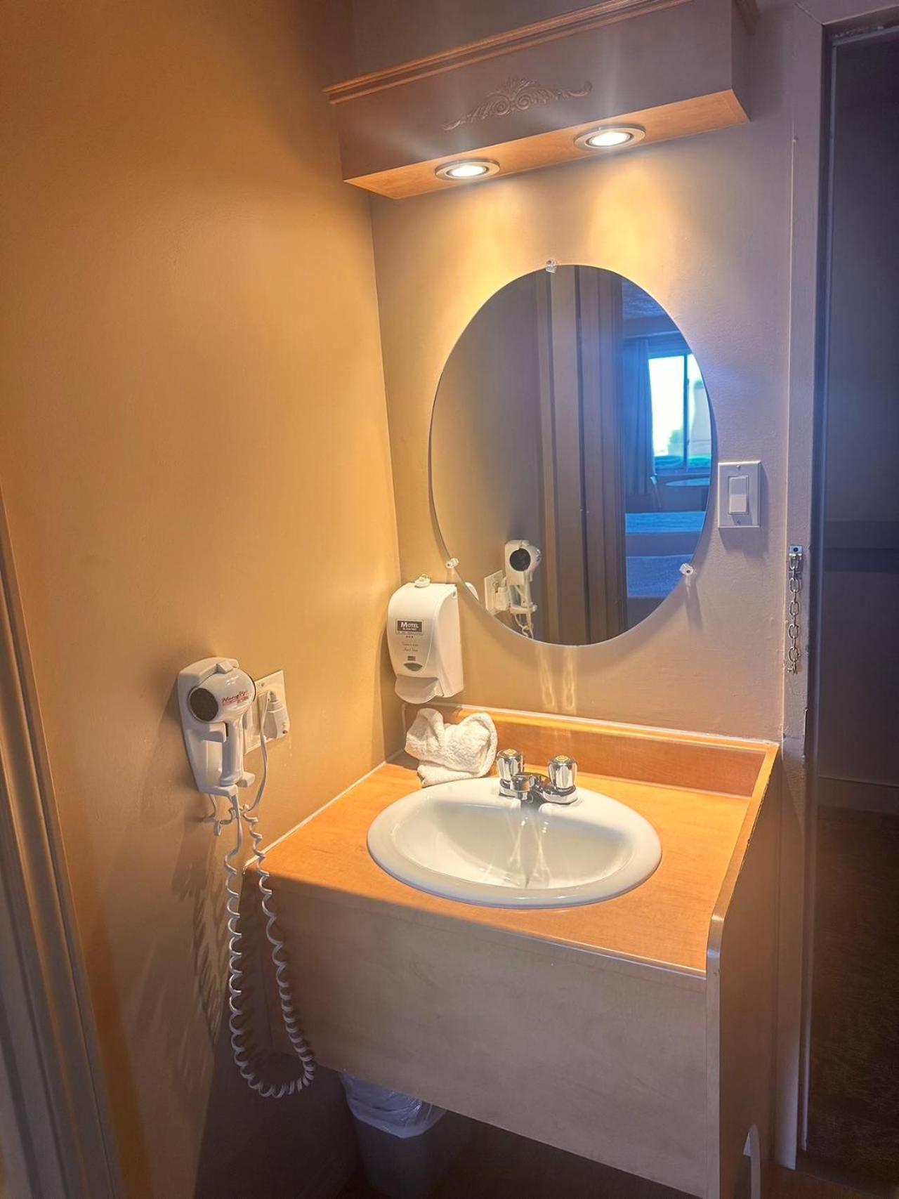 Travelodge By Wyndham דראמונדוויל מראה חיצוני תמונה