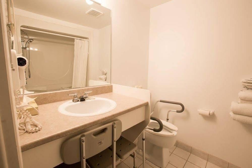 Travelodge By Wyndham דראמונדוויל מראה חיצוני תמונה